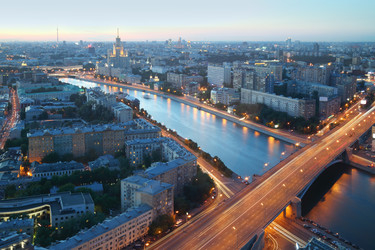 Река Москва и здание на Котельнической набережной летней ночью в Москве, Россия. Длинная выдержка. Вид из окна - paha_l