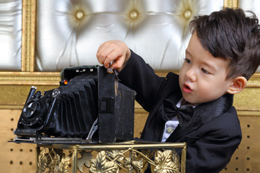 Портрет маленького мальчика в черном смокинге со старым фотоаппаратом - paha_l