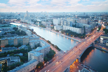 Вечером в Москве, Россия, вид на реку Москву и здание на Котельнической набережной. Вид из окна - paha_l