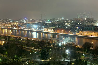 МОСКВА - 21 НОЯБРЯ: река Москва возле Центрального дома художников ночью, 21 ноября 2012 года, Москва, Россия - paha_l