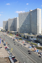 МОСКВА - 10 МАЯ: Улица Новый Арбат в солнечный день, 10 мая 2013 года, Москва, Россия. Автомагистраль, получившая название Новый Арбат, была построена в 1963 году - paha_l