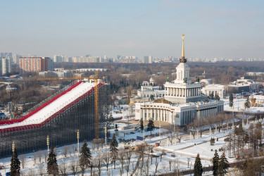 МОСКВА - 21 ФЕВРАЛЯ: Строительство большого спортивного холма на выставочном центре 21 февраля 2013 года в Москве, Россия - paha_l