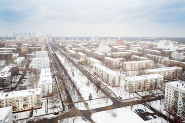 Улицы и жилые дома района в пасмурный зимний день в Москве, Россия - paha_l