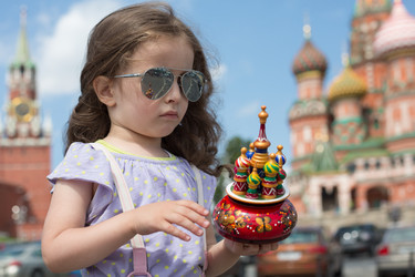 Маленькая девочка в солнцезащитных очках на фоне миниатюрного собора - paha_l