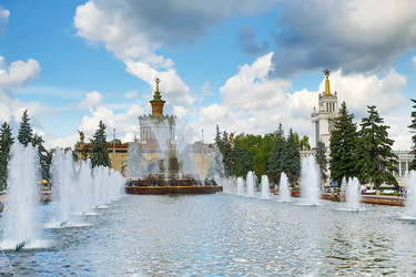 МОСКВА - 3 СЕНТЯБРЯ: Прекрасный фонтанный каменный цветок в выставочном центре 3 сентября 2013 года в Москве, Россия - paha_l