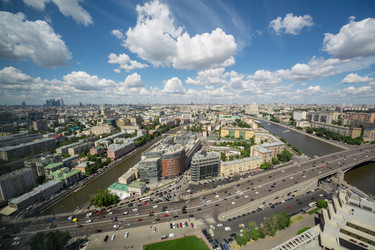 Прекрасный вид на городской пейзаж с рекой, голубым небом и облаками - paha_l