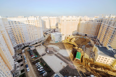 МОСКВА - 23 НОЯБРЯ: Вид сверху на высокие многоэтажные здания желтого цвета - paha_l