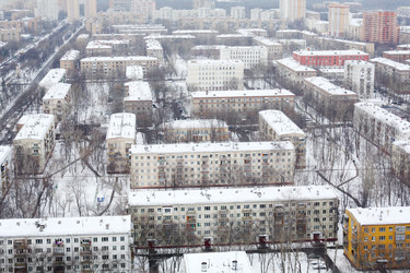 Много домов в жилом районе Москвы зимним днем - paha_l