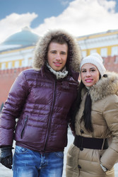 Молодой человек и молодая женщина в теплой одежде стоят на улице зимним днем - paha_l