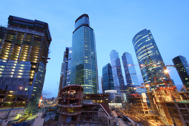 МОСКВА - 21 АПРЕЛЯ: Строящийся бизнес-комплекс «Москва-Сити» 21 апреля 2013 года в Москве. Расположенный недалеко от Третьего кольца, район «Москва-Сити» в настоящее время находится в стадии развития - paha_l