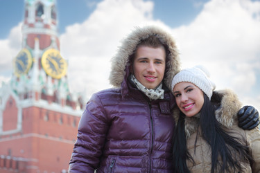 Молодой человек и молодая женщина стоят возле Спасской башни на Красной площади в Москве - paha_l