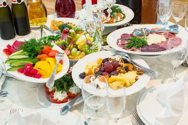 На столе представлен широкий выбор напитков и закусок: мясных, овощных и фруктовых - paha_l