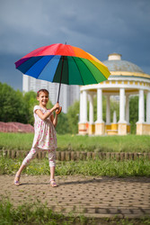 Улыбающаяся девушка с ярким зонтиком на фоне природы и красивой беседки - paha_l