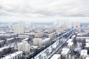 Много домов в жилом районе Москвы в пасмурный зимний день - paha_l