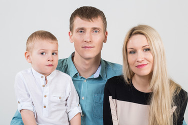 Счастливая прекрасная семья из трех человек в студии - paha_l
