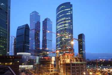 МОСКВА - 21 АПРЕЛЯ: Строительство «Московского города» вечером 21 апреля 2013 года в Москве. Район «Московский город», расположенный недалеко от Третьего кольца, в настоящее время находится в стадии строительства - paha_l