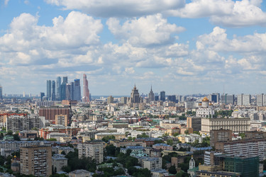 Прекрасный вид на городской пейзаж с современными небоскребами, голубым небом и облаками - paha_l