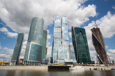 МОСКВА - 13 ИЮНЯ: Городской пейзаж с небоскребами Москвы на фоне голубого неба с облаками 13 июня 2013 года в Москве, Россия. Строительство «Московского города» ведется на набережной Пресненской - paha_l