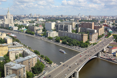 Прекрасный городской пейзаж с мостом и рекой, голубым небом и облаками - paha_l