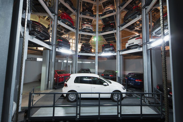 МОСКВА - 11 ЯНВАРЯ: Volkswagen Golf на парковке - paha_l