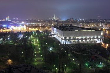 МОСКВА - 21 НОЯБРЯ: Вид на Центральный дом художников ночью, 21 ноября 2012 года, Москва, Россия. Крупнейший выставочный центр России, открытый в ноябре 1979 года - paha_l