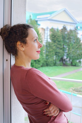 Молодая женщина стоит на балконе - paha_l