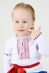 Счастливый маленький мальчик в русском национальном костюме сидит и прикасается к щеке рядом - paha_l