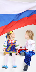 Мальчик и девочка в народных костюмах смотрят на русский флаг на белом фоне - paha_l
