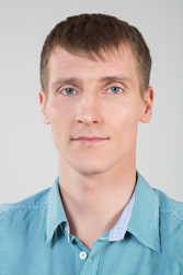 Крупный план портрета молодого человека в рубашке с голубыми глазами - paha_l