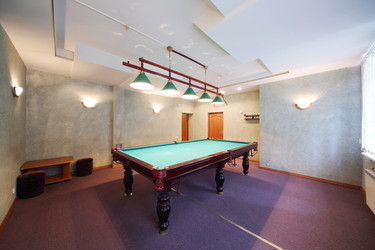 Интерьер бильярдной с бильярдным столом - paha_l