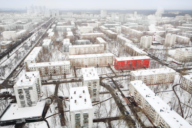 Красное здание на улице в жилом районе в пасмурный зимний день в Москве, Россия - paha_l