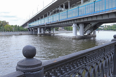 МОСКВА, РОССИЯ - 5 августа 2021 г.: Панорамный вид на Москву летом. Мост метро «Воробьевы горы», вид с набережной - Alex0