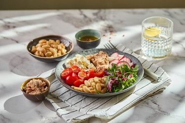 Полезный салат из тунца с белой фасолью, сыром фета, помидорами, редисом и зеленью на мраморном столе - Irrin0215