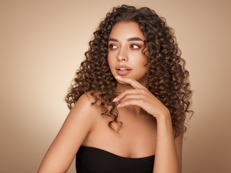 Красивая улыбающаяся женщина с афро-кудрями - heckmannoleg