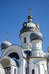 Белокаменный православный храм с золотыми куполами и крестами на фоне голубого неба - Derbis