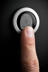 Крупный план пальца на сканере отпечатков пальцев, подсвеченного синим цветом, глянцевое металлическое кольцо, аутентификация для доступа к устройству, тактильная детализация гребней, эффектная неглубокая поверхность - Neirfy