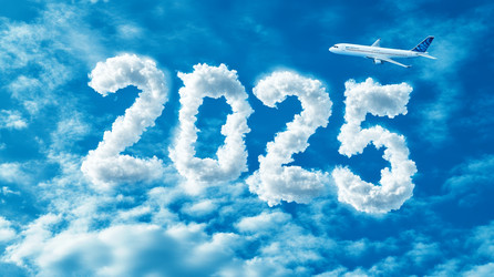 Яркое голубое небо с облаками в форме цифры «2025» и парящим самолетом, символизирующим стремления к будущему - Neirfy