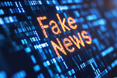 Цифровой обман распространяется, неоновый двоичный поток указывает на всплеск дезинформации в интернете, визуальный эффект мигающего неонового кода демонстрирует быстрый рост дезинформации и обмана в интернете - Neirfy