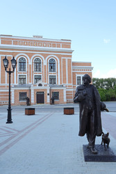 Памятник артисту Шаляпину на фоне исторического здания в городе Ирбит - klim_237