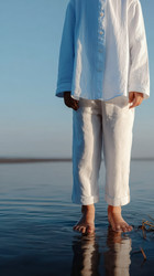 Прогулка в тишине у спокойной воды. Расслабляющее и безмятежное убежище для души - Neirfy