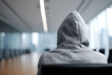 Человек в толстовке сосредоточенно участвует в совещании с коллегами и партнерами - Neirfy