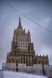 Здание МИД России в Москве зимой, сталинская высотка в снегу под серым небом - SanPhoto