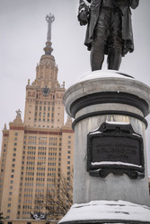 Памятник Михаилу Ломоносову на фоне главного здания МГУ зимой в Москве - SanPhoto