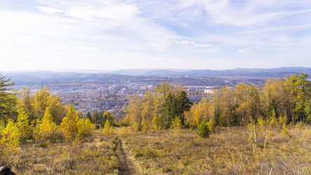 Осенний городской пейзаж с холма, тропинка через лес к горизонту - SanPhoto