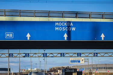 Автомобили на Ярославском шоссе с дорожным указателем на Москву - Xandery