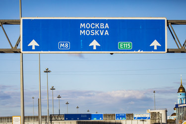 Автомобили на Ярославском шоссе с дорожным указателем на Москву - Xandery