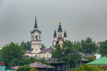 Церковь Воскресения Христова в Томске, выполненная в стиле сибирского барокко с золотыми куполами и черным шпилем - dkorostilev78