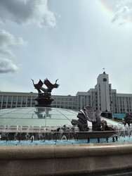 Городской фонтан со скульптурой аистов на площади Независимости в Минске - arshinec