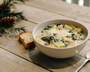 Сливочный белый суп-лазанья с курицей, подается с деревенским хлебом. Генеративный искусственный интеллект - RomanZ