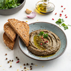 Вкусная тарелка бабагануша с льняным хлебом в стандартных масштабах. Генеративный ИИ - RomanZ